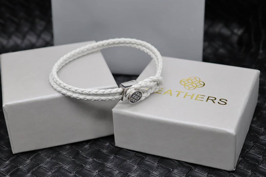 Feathers bracelet

55 dhs❣️ 

with box and paper bag
🎁🎁🎁

Zain33
♥️♥️♥️