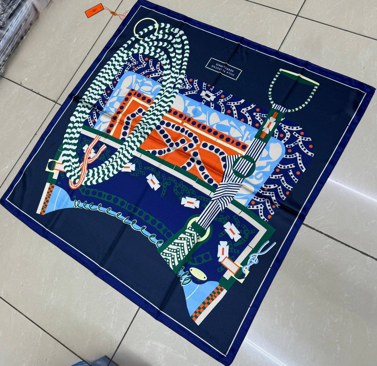 Silk square scarf 
40 dhs🪙💚

Zain93
♥️♥️♥️