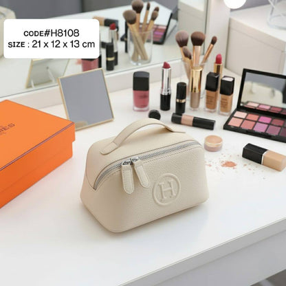 HERMES ᴍᴀᴋᴇ ᴜᴘ ʙᴀɢ
ᴍᴀᴛᴛᴇ ʟᴇᴀᴛʜᴇʀ ᴍᴀᴛᴇʀɪᴀʟ
ᴡɪᴛʜ ʟᴏɴɢ ʙᴇʟᴛ sᴛʀᴀᴘ
sɪʟᴠᴇʀ ʜᴀʀᴅᴡᴀʀᴇ
sɪᴢᴇ: 21 cm
ᴡɪᴛʜ BOX

75 dhs✅

Zain31
❣️❣️❣️
