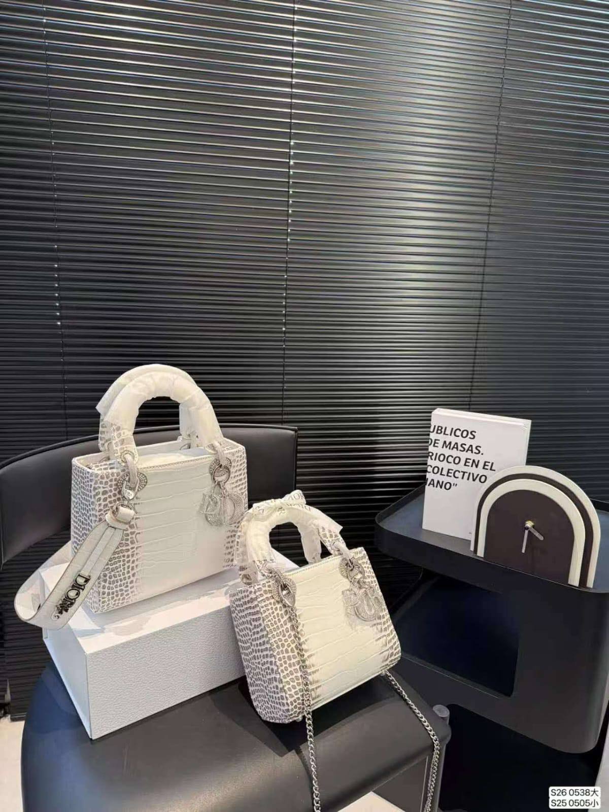 Dior

17cm 280 dhs🇦🇪🇦🇪

20cm 300 dhs🇦🇪🇦🇪

Zain10
♥️♥️♥️