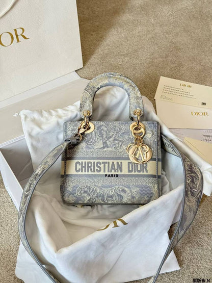 Dior
20 CM
Master
410 dhs✅

Zain141
♥️♥️♥️