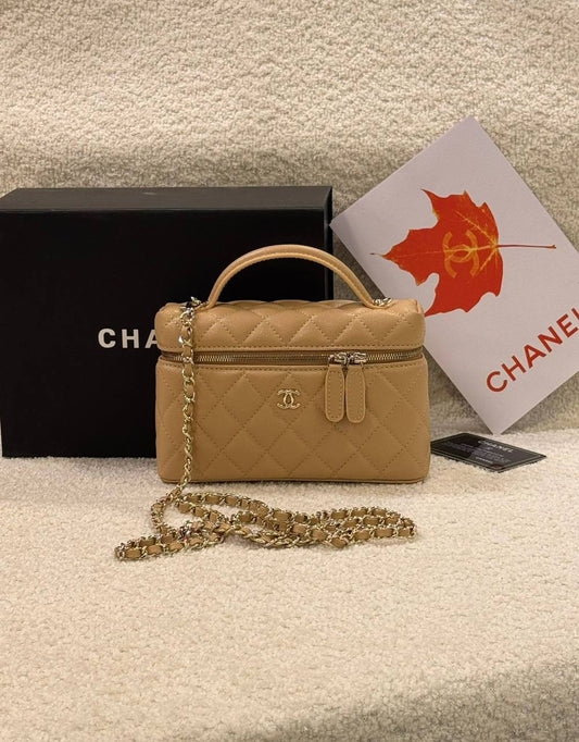 Chanel 
Master
17Cm 

With Box
🎁🎁🎁

250 dhs✅

Zain131
♥️♥️♥️