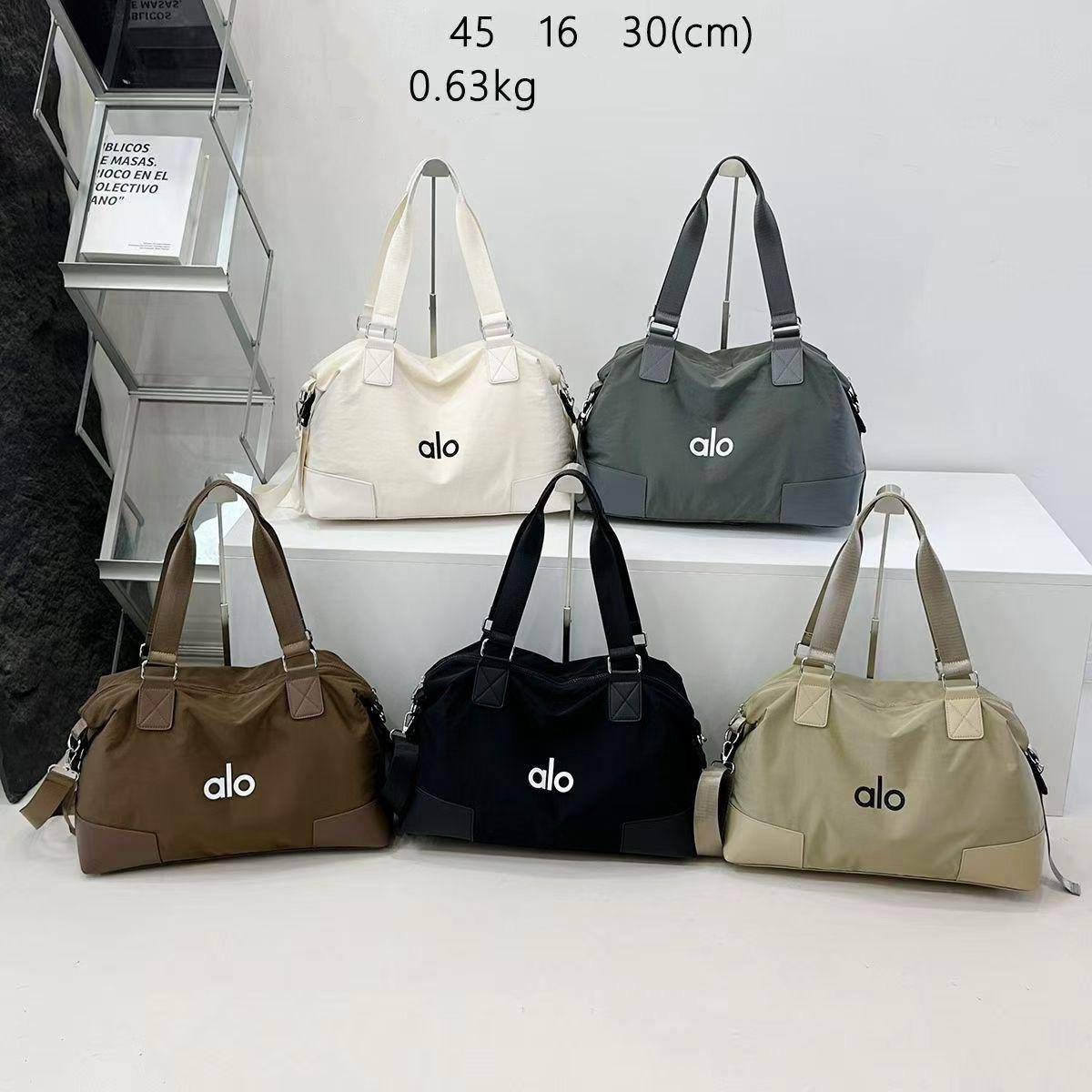 🥇 ALO  Fitness bag
Good quality 
Size : 45 * 16 * 30 cm
65 dhs💓

Zain115
♥️♥️♥️