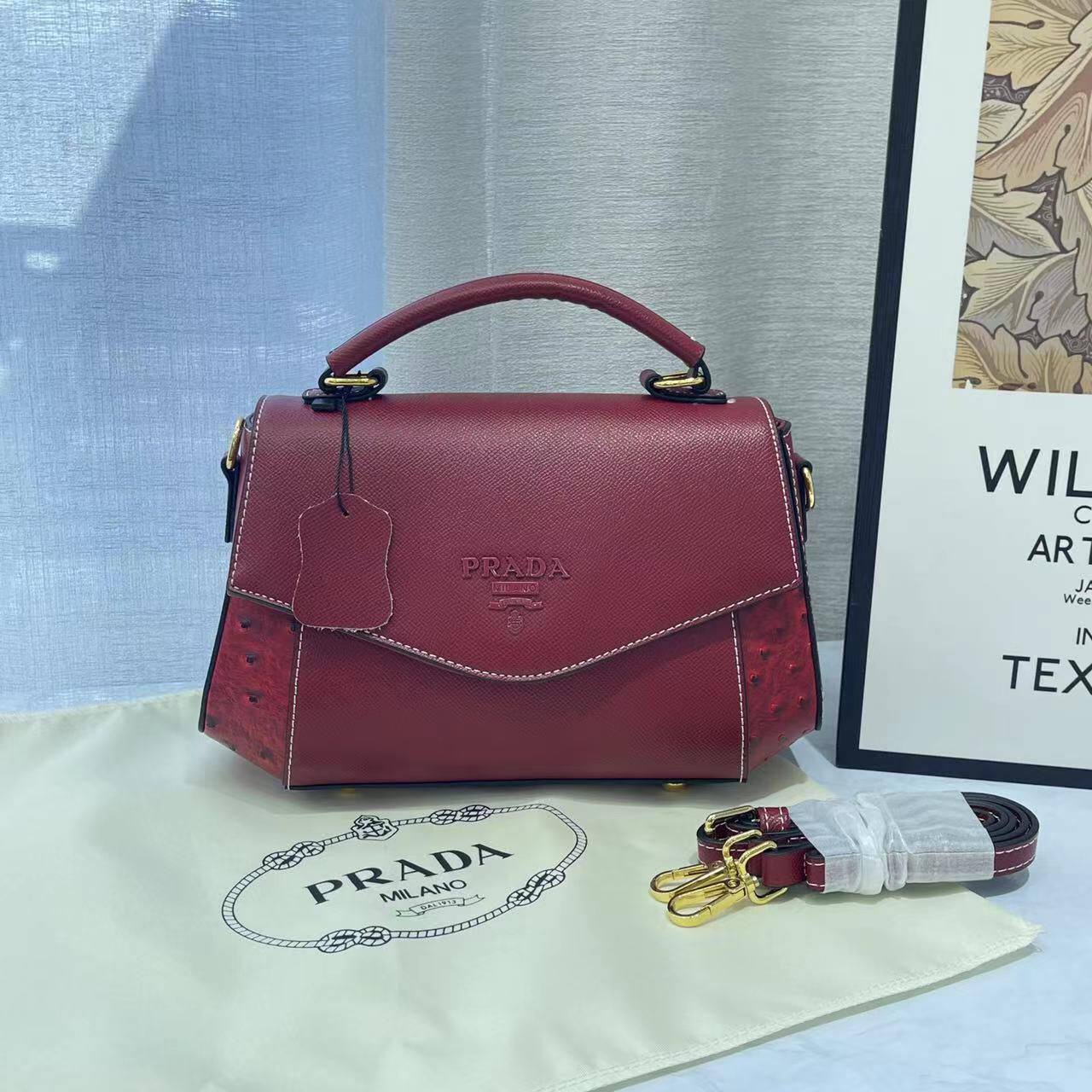 Prada 
Good Quality 
With Box 
🎁🎁🎁

110 dhs❤️

Zain250
♥️♥️♥️