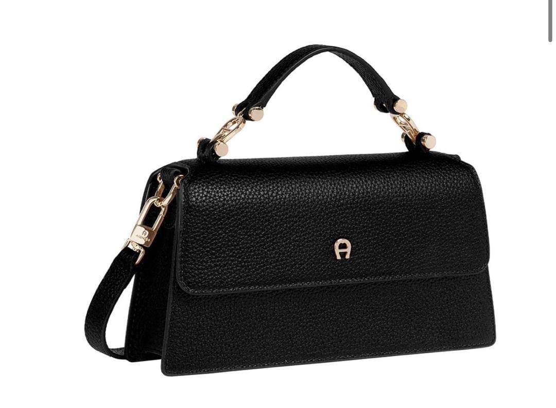 Aigner 

100 dhs 🇦🇪🇦🇪🇦🇪
with box

Zain26
♥️♥️♥️