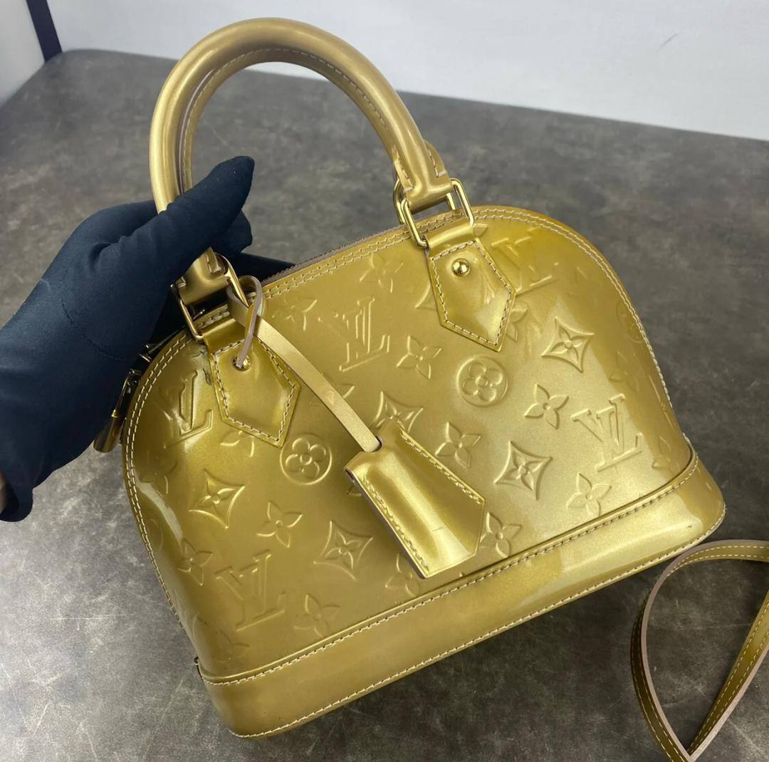 LV 
90 dhs✅

with box
🎁🎁🎁

size 24×11×18cm

Zain213
♥️♥️♥️