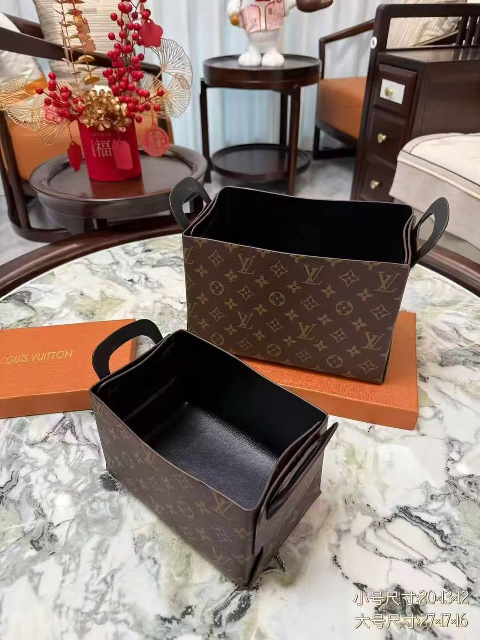 LV   
storage box
Size  big   28×18×17cm
Small    21×13×13cm
    High quality
90 dhs✅
Chose size 👍

Zain04
♥️♥️♥️