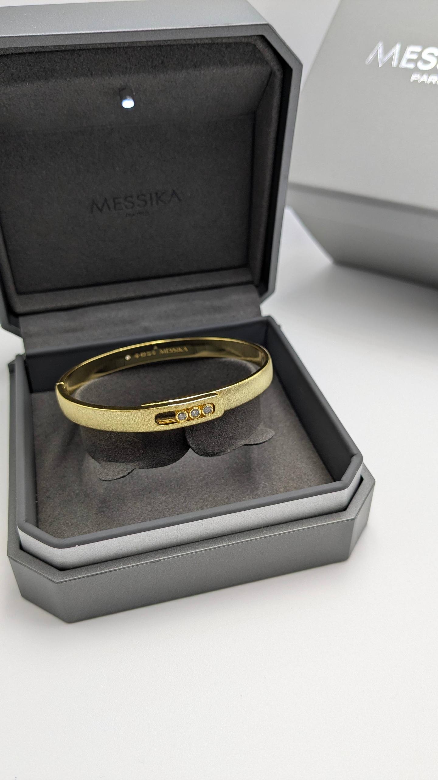 Messika
*Master Quality* 
*Bangle*
120 dhs❣️
with Normal Box 🎁
175 dhs❣️ 
with Master Box 🎁

Zain210
♥️♥️♥️