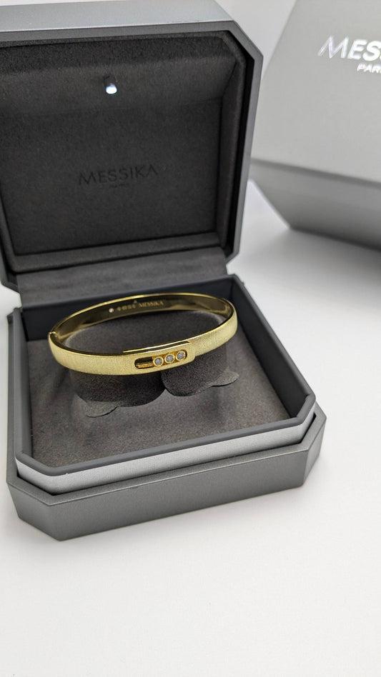 Messika
*Master Quality* 
*Bangle*
120 dhs❣️
with Normal Box 🎁
175 dhs❣️ 
with Master Box 🎁

Zain210
♥️♥️♥️