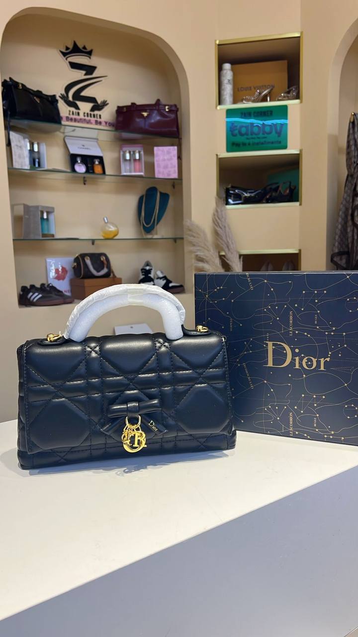 Dior
Best quality
Whith box’s
130 dhs💓
size 25cm

Zain158
♥️♥️♥️