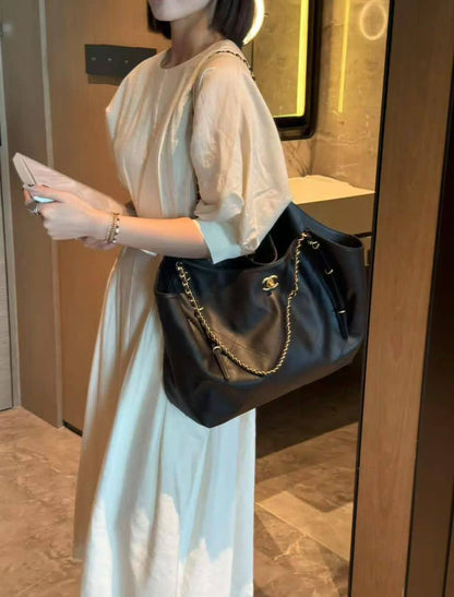 Chanel
100 dhs🪙🖤
Large capacity bag

Zain35
♥️♥️♥️