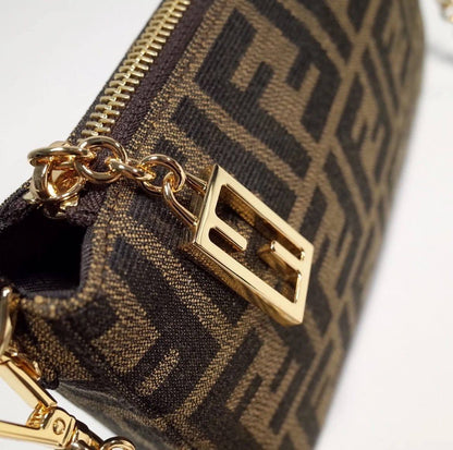 Fendi 

80 dhs✅

with box
🎁🎁🎁

size 22×3×13cm

Zain213
♥️♥️♥️
