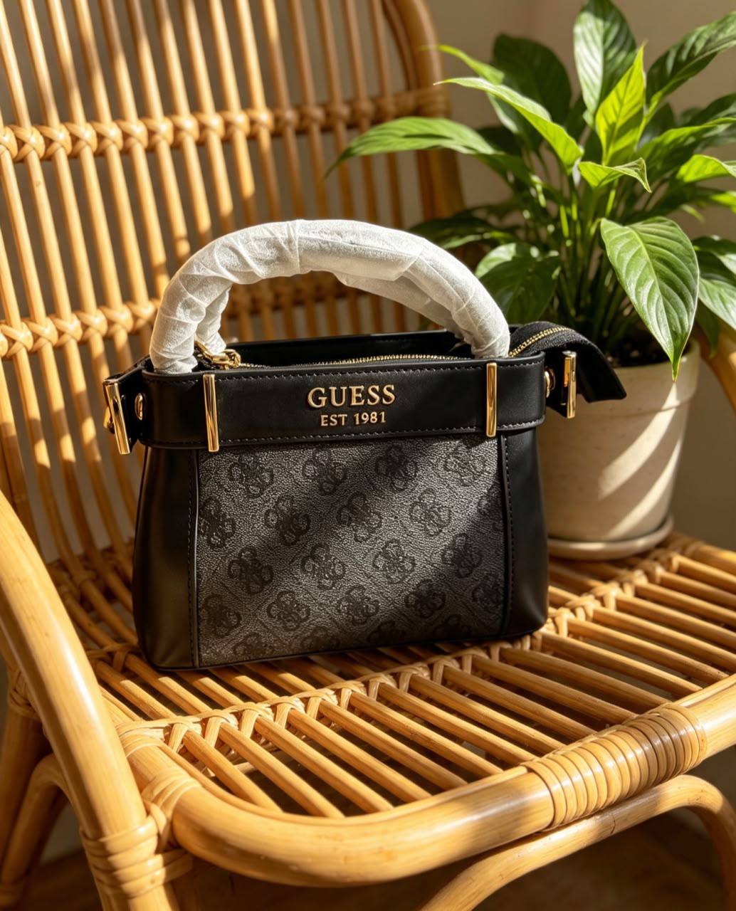 Guess 
100 dhs🇦🇪🇦🇪
with box
Size:21cm

Zain07
♥️♥️♥️