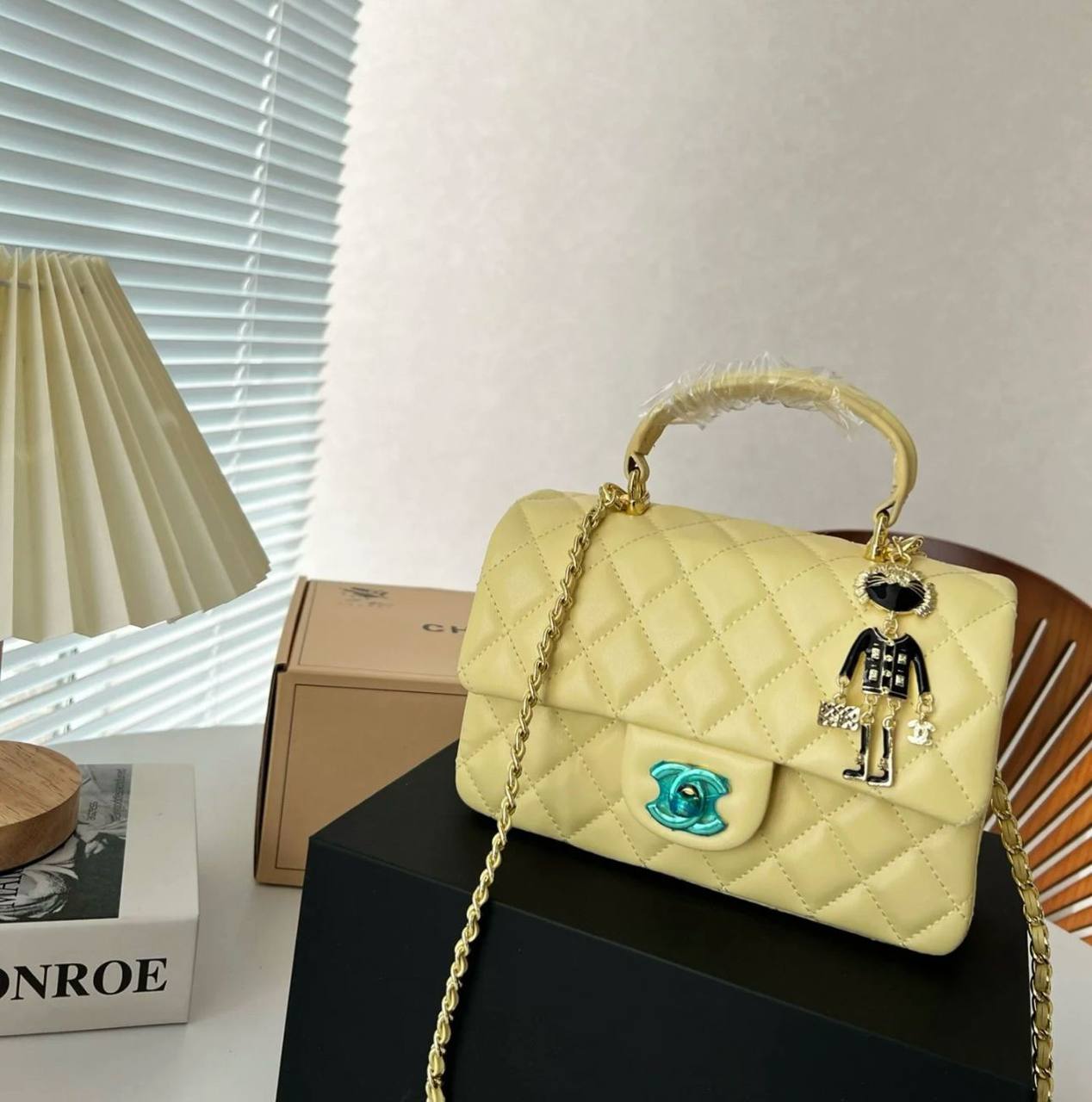 CHANEL

 NEW CAME GOOD QUALITY 
WITH BOX 
🎁🎁🎁

100 dhs🪙💕

Zain39
♥️♥️♥️