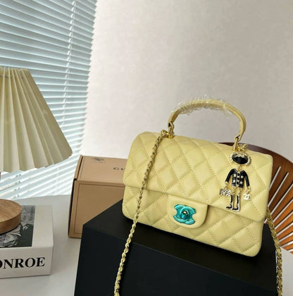 CHANEL

 NEW CAME GOOD QUALITY 
WITH BOX 
🎁🎁🎁

100 dhs🪙💕

Zain39
♥️♥️♥️