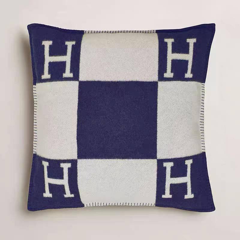 New collection 
Master 
Throw blanket in Merinos wool and cashmere (90%
rinos wool, 10% cashmere)
Size 135*170
👉🏽Blanket 
140 dhs🪙🌨️
👉🏽Pillows with feeling
70 dhs🪙🌨️

Zain99
♥️♥️♥️