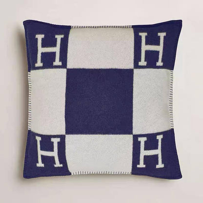 New collection 
Master 
Throw blanket in Merinos wool and cashmere (90%
rinos wool, 10% cashmere)
Size 135*170
👉🏽Blanket 
140 dhs🪙🌨️
👉🏽Pillows with feeling
70 dhs🪙🌨️

Zain99
♥️♥️♥️