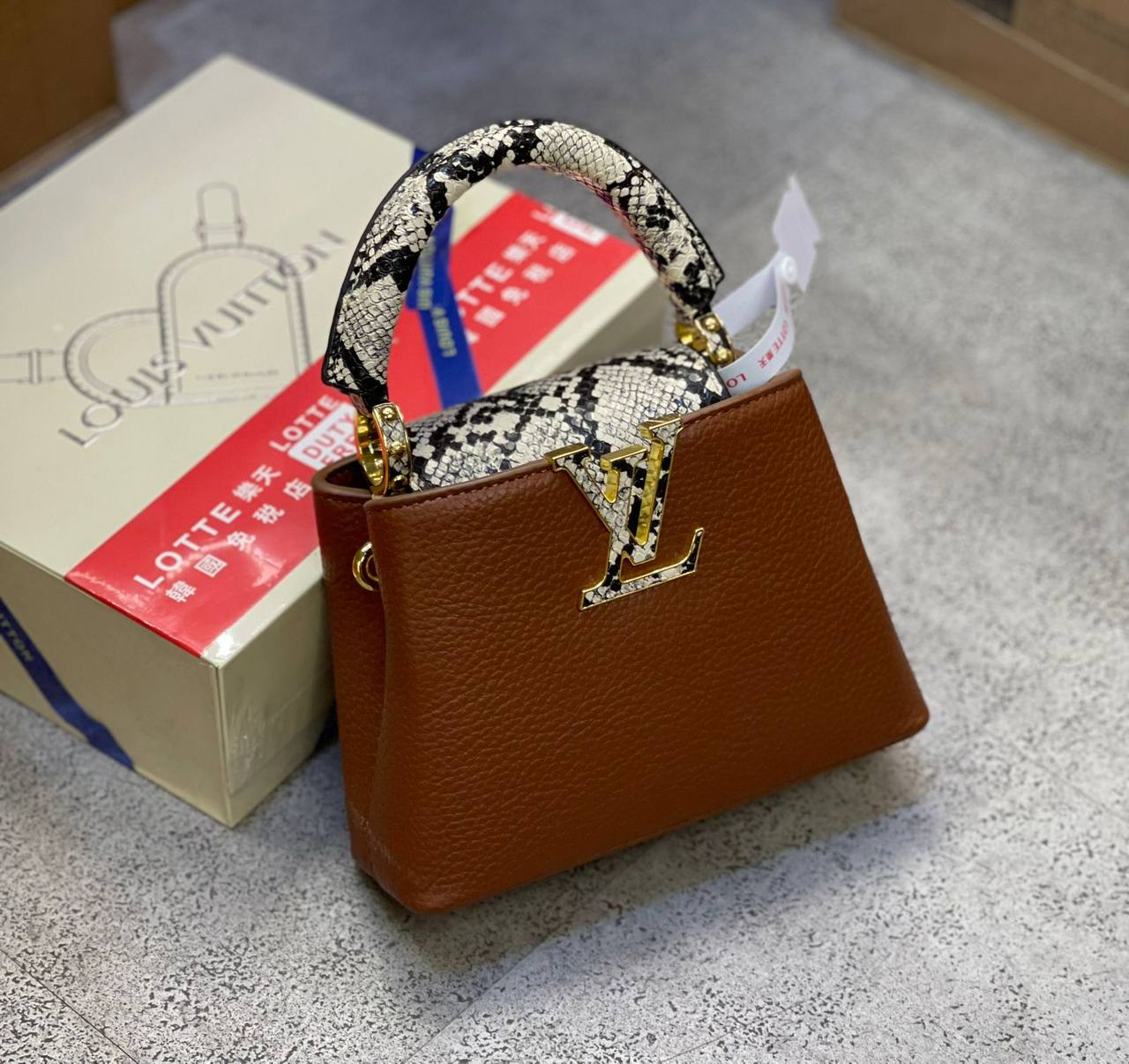LV

with box 
🎁🎁🎁

High quality 
230 dhs✅
Size 21cm

Zain175
♥️♥️♥️