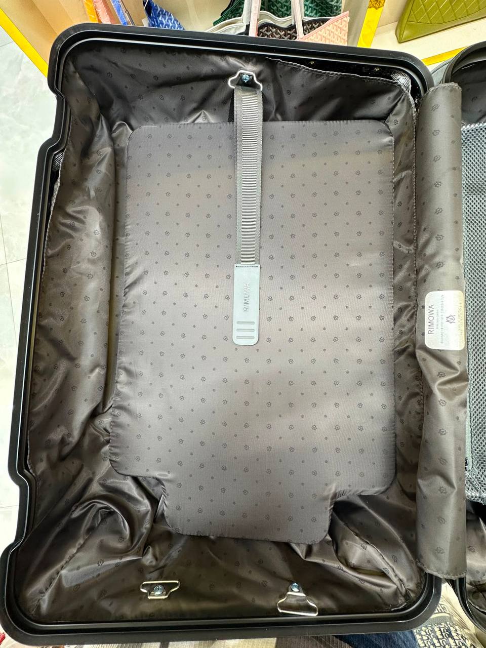 Available ❤️
brand new Rimowa Cabin Suitcase featuring a protective cover and spinner wheels❣️
For Price 👇 WhatsApp✅
0568585901 
0507557372
0552275751 Owner Zain 👌

Zain71
♥️♥️♥️