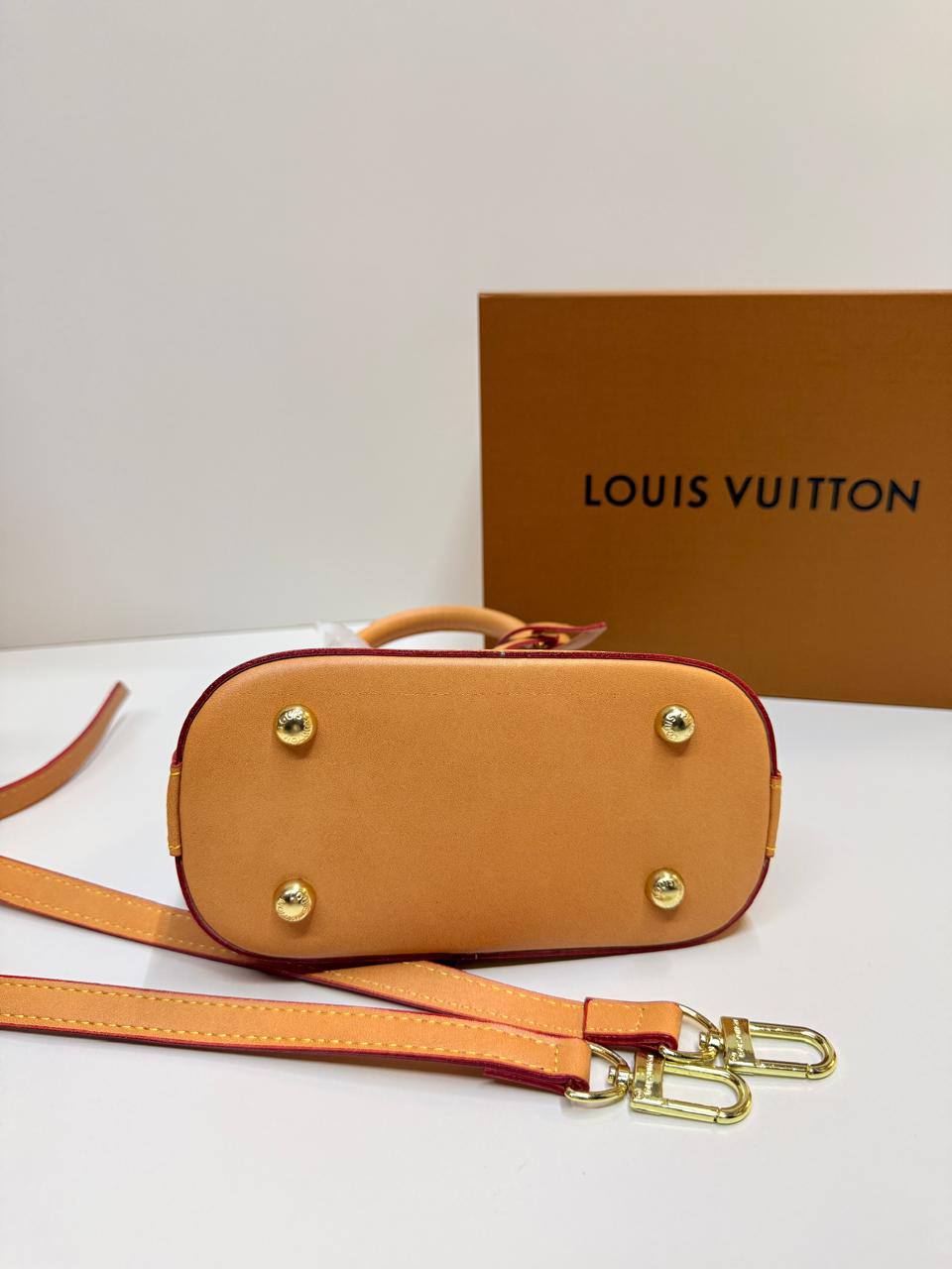 LV
90 dhs🇦🇪
with box
🎁🎁🎁

size 18×9×13cm

Zain42
♥️♥️♥️