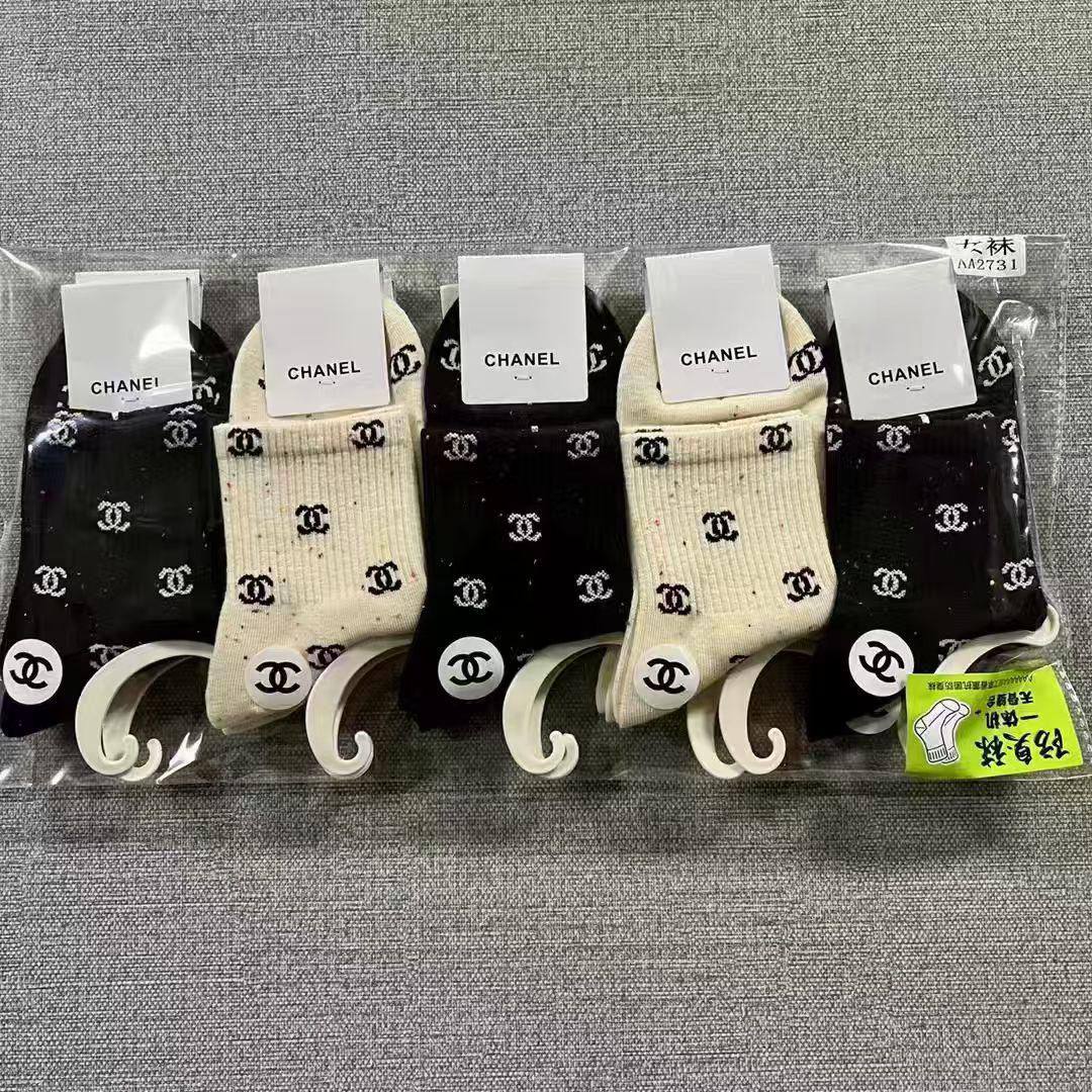 Socks 🧦 ❤️‍🔥*
5 piece 🤯
With boxes 🗃️ 
good quality 💯
45 dhs🪙💚

Zain216
♥️♥️♥️