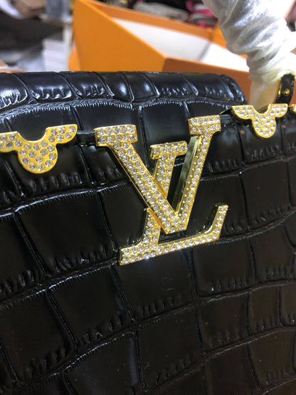 LV
110 dhs🌺

with box
🎁🎁🎁

size 20×7.5×14cm

Zain213
♥️♥️♥️