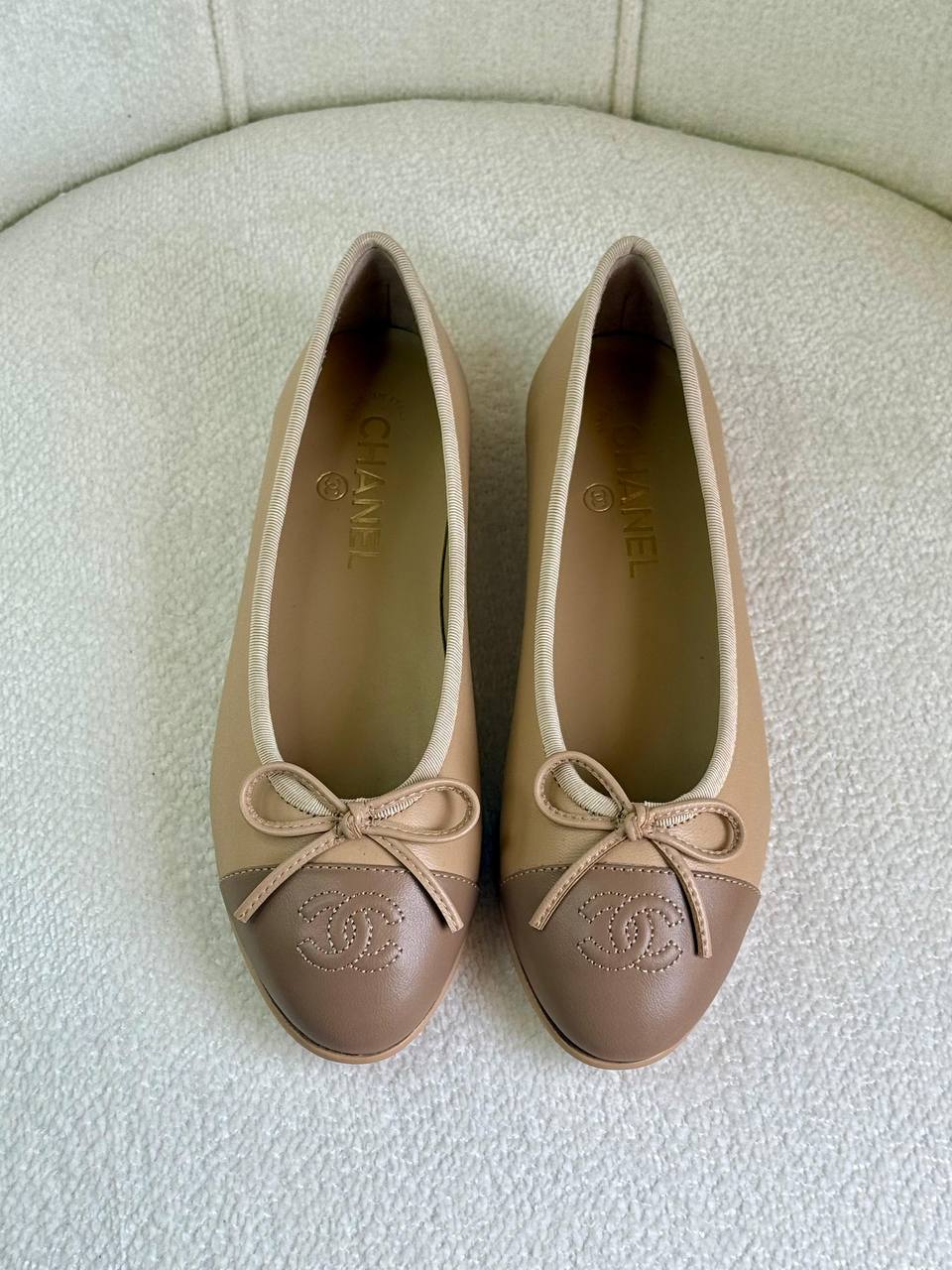 Chanel
Super *AAA* *+* Quality 💯 
With original packing🎁🎁
SIZE:36and42
Available now
450 dhs💓

Zain309
♥️♥️♥️