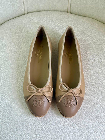 Chanel
Super *AAA* *+* Quality 💯 
With original packing🎁🎁
SIZE:36and42
Available now
450 dhs💓

Zain309
♥️♥️♥️