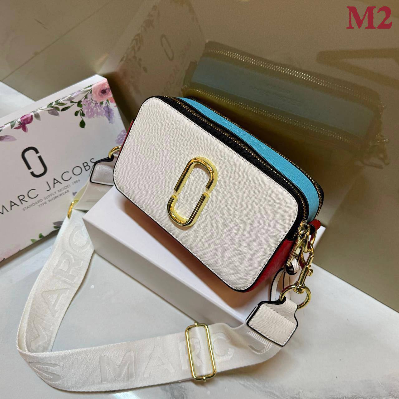 MARC JACOBS 

GOOD QUALITY 

WITH BOX 
🎁🎁🎁

90 dhs🪙🖤

Zain39
♥️♥️♥️