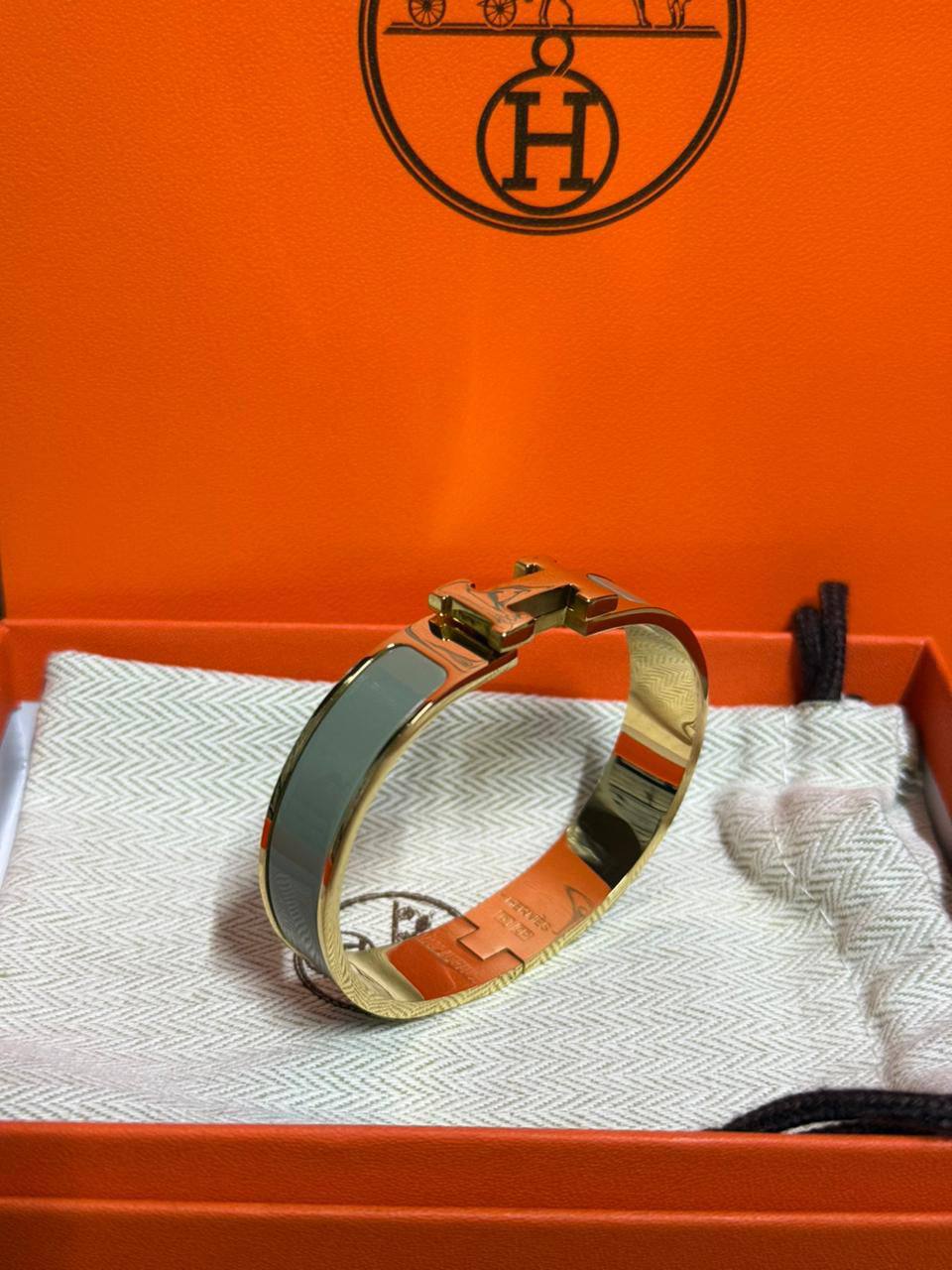Hermes ❤️‍🔥*
Bangle ✨
Master quality 💯
Size 17,19,
With normal boxes 📦 
45 dhd💓
With master box 🗃️ 
55 dhs💓

Zain216
♥️♥️♥️