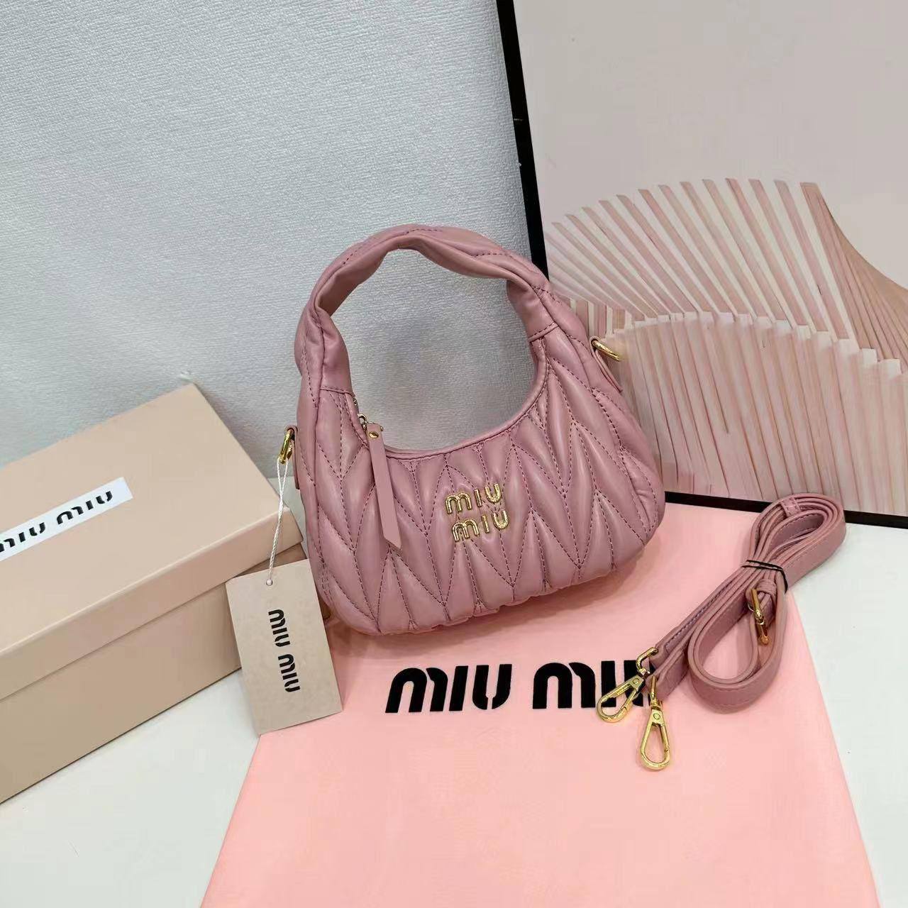 Miu Miu
withbox 
100 dhs🇦🇪🇦🇪

Zain143
♥️♥️♥️