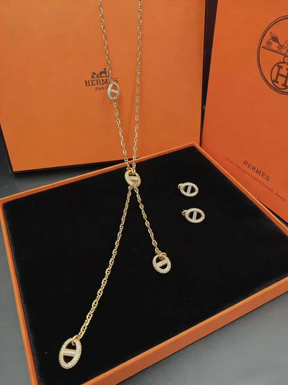 MASTER HERMES 
SET✨
NECKLACE EARRINGS.  💥💫
WITH NORMAL BOX AND PAPER BAG 90 dhs✅🛍️🎁

WITH GOOD BOX AND PAPER BAG 🎁
120 dhs✅ 💫

Zain89
♥️♥️♥️