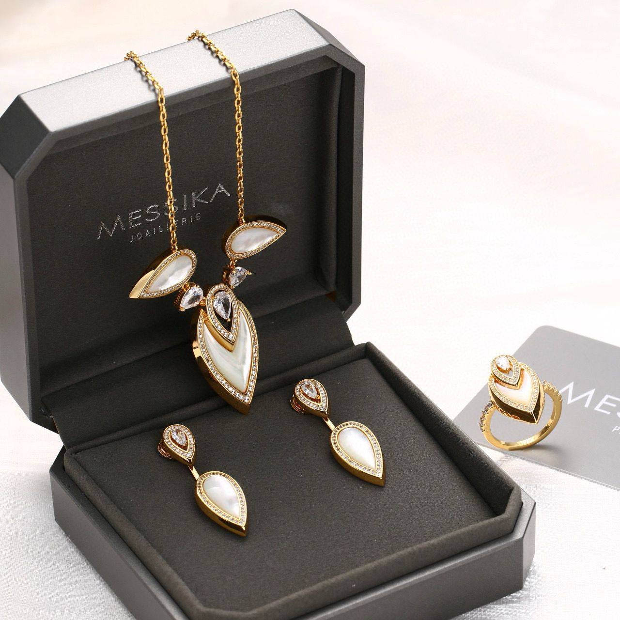 MESIKA SET 
Master Quality
NECKLACE
EARRING
RING
With normal box 
170 dhs🪙🌨️
With Master box 
230 dhs🪙🌨️

Zain89
♥️♥️♥️