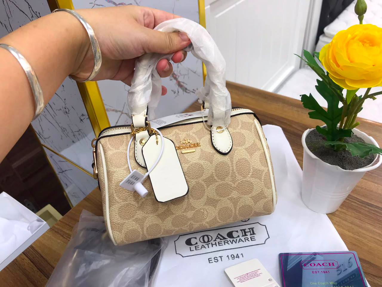 Coach
100 dhs🇦🇪🇦🇪
with box
Size:17/12/10

Zain07
♥️♥️♥️