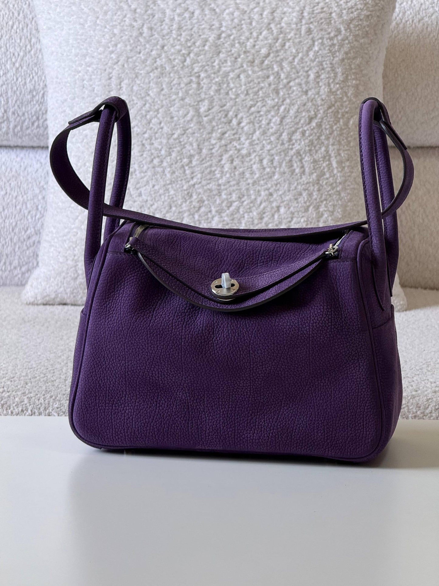 Hermes
lindy 26cm💥Master quality ✅with box📦
610 dhs❣️

Zain52
♥️♥️♥️