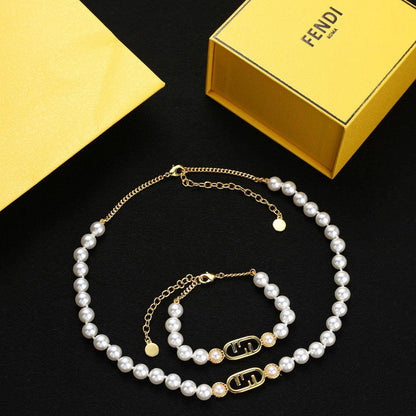 FENDI MASTER
SET ✨💫
WITH BOX AND PAPER BAG🛍️🎁
90 DHS✅

Zain89
♥️♥️♥️