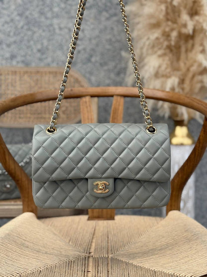 CHANEL
25cm
370 dhs✅
Top quality 
With box🎁

Zain167
♥️♥️♥️