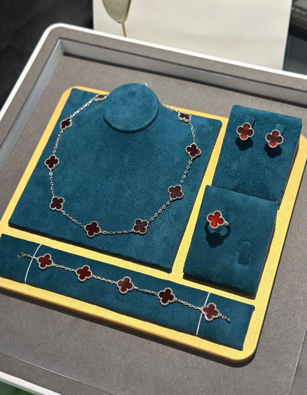 VCA SET 
10 flower necklaces 😍
5 flower bracelet❤️
One flower earring✨
One flower ring 💍 available size👇
6,7,8,9
With normal boxes 🗃️ 
280 dhs✅

With master box 📦 
350 dhs✅

Zain216
♥️♥️♥️