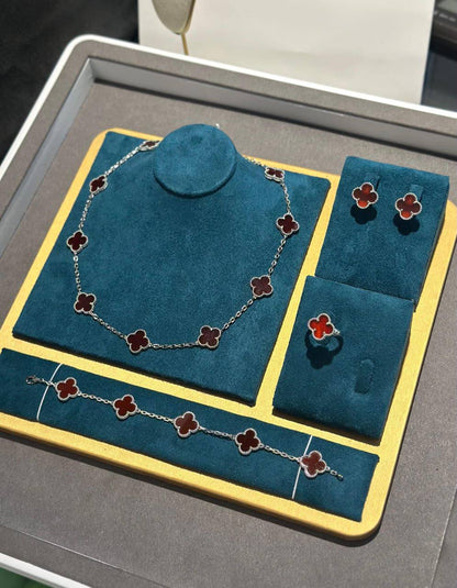 VCA SET 
10 flower necklaces 😍
5 flower bracelet❤️
One flower earring✨
One flower ring 💍 available size👇
6,7,8,9
With normal boxes 🗃️ 
280 dhs✅

With master box 📦 
350 dhs✅

Zain216
♥️♥️♥️