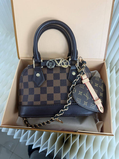 LV
110 dhs✅

with box
🎁🎁🎁

size 20×10×13cm

Zain42
♥️♥️♥️