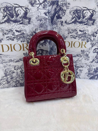 Dior
 (𝐥𝐚𝐝𝐲)
𝐰𝐢𝐭𝐡 𝐛𝐨𝐱 
🎁🎁🎁

𝐥𝐞𝐚𝐭𝐡𝐞𝐫 𝐦𝐚𝐭𝐭𝐞
𝐬𝐢𝐳𝐞:17𝐜𝐦
100 dhs🪙🖤

Zain56
♥️♥️♥️