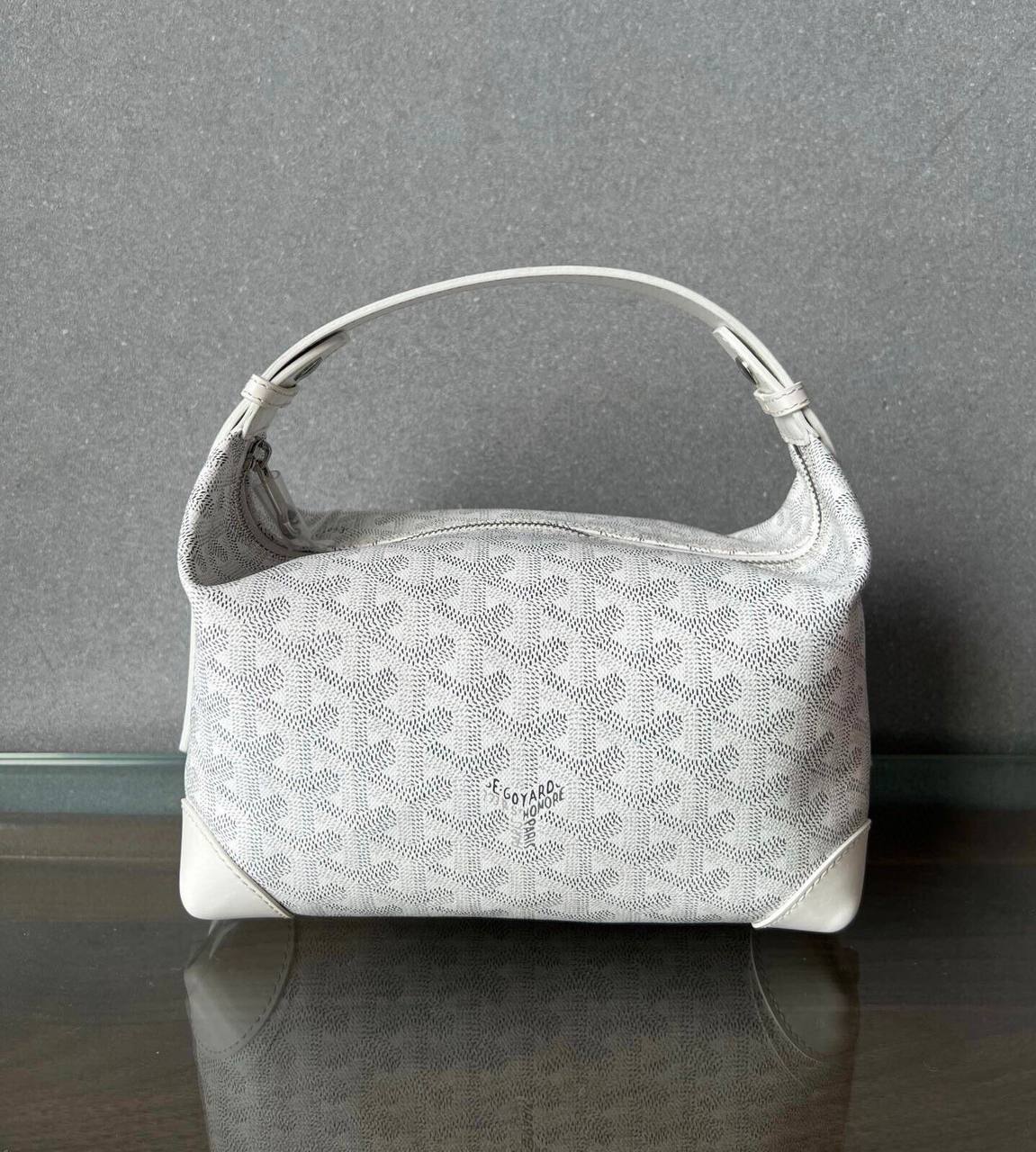 Goyard 

new came good quality with box 🎁🎁🎁

115 dhs✅
Size : 25cm

Zain39
♥️♥️♥️