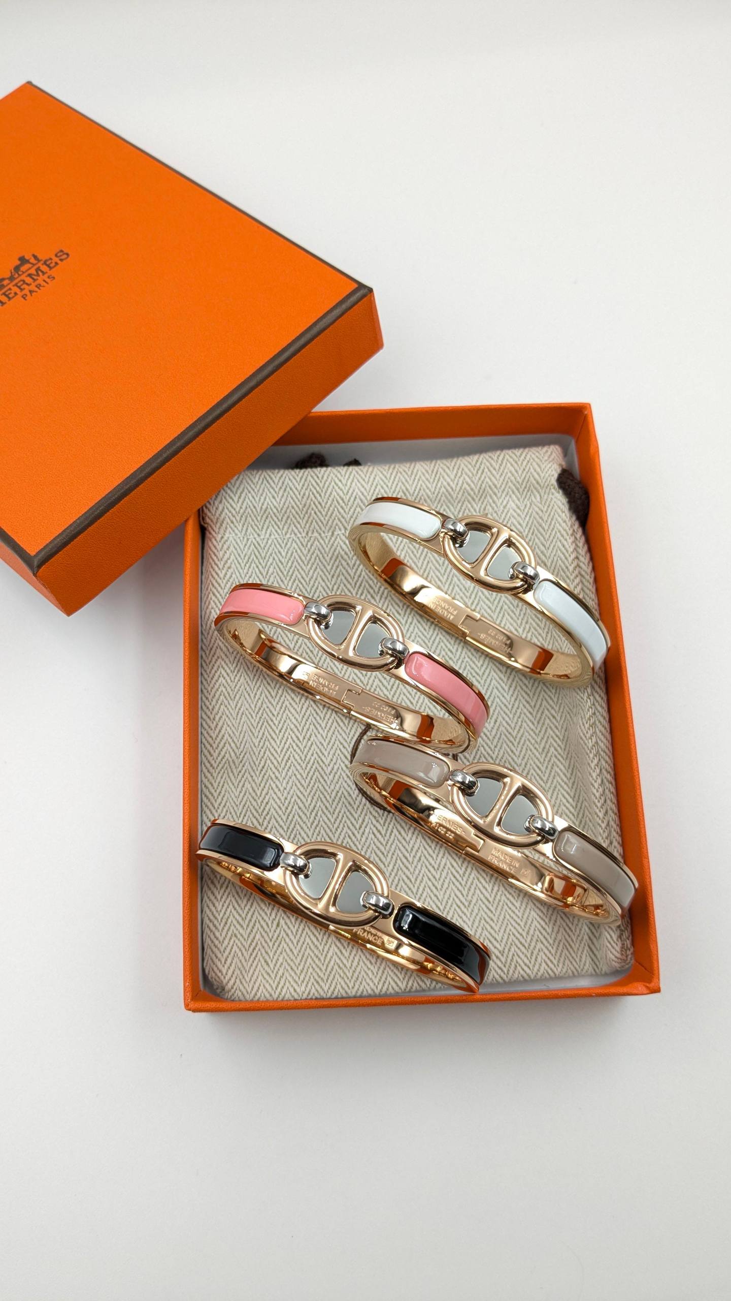 Hermes
*Master Quality* 
*Bangle*
130 dhs🪙🌨️ with Normal Box 🎁 
140 dhs🪙🌨️ with Good box 🎁
170 dhs🪙🌨️ with Master Box 🎁

Zain210
♥️♥️♥️