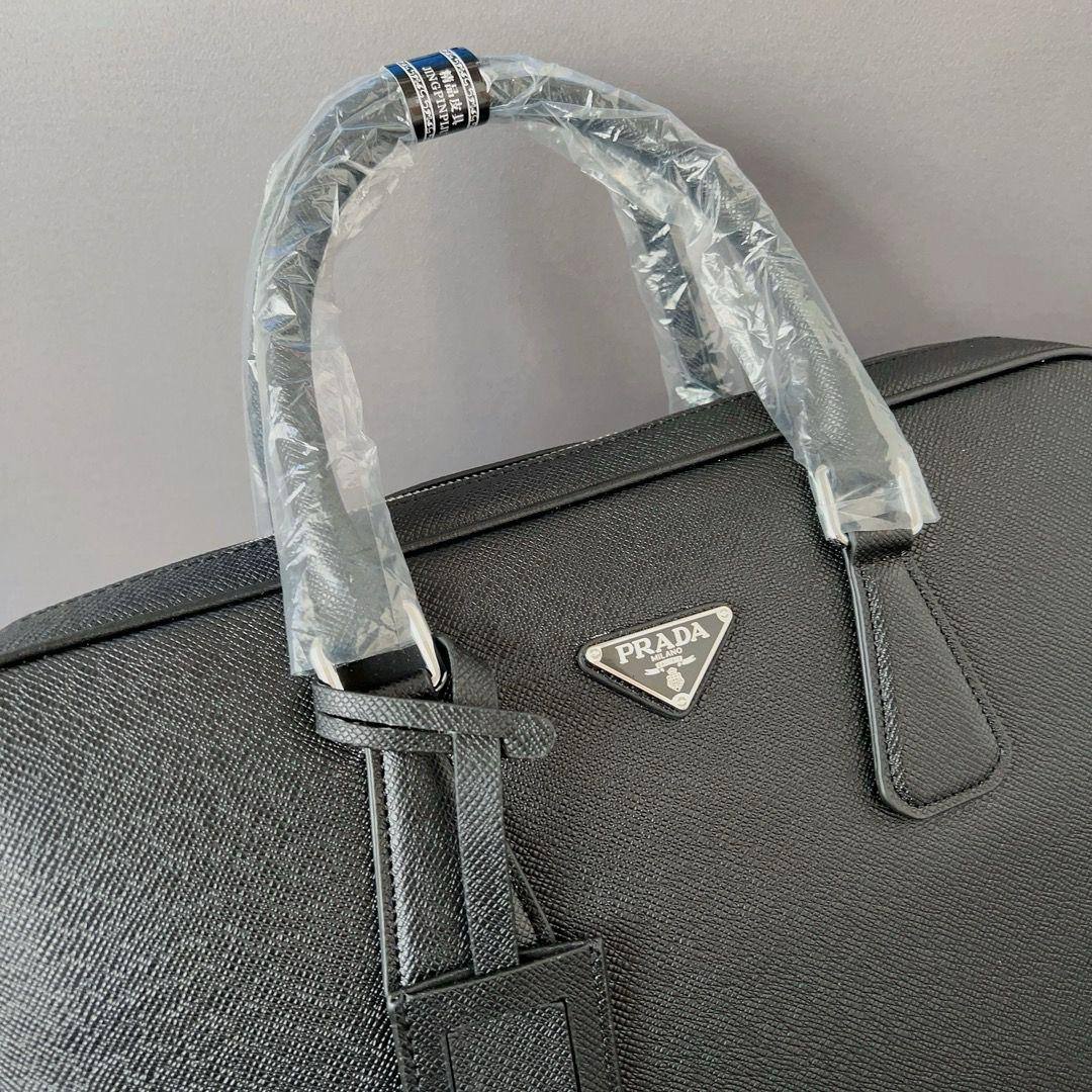 LV / PRADA
*Laptop bag💻*
*Master quality* 
450 dhs💓

Zain179
♥️♥️♥️