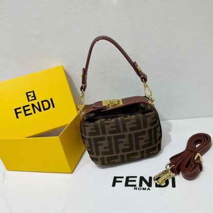 🌹Fendi Vintage 
1️⃣ First Quality +box🎁
Size : 16 * 11 cm
95 dhs💓
with box🎁

Zain115
♥️♥️♥️