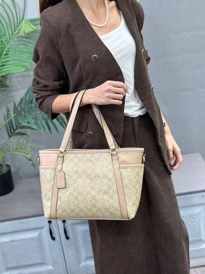 Coach
size 30cm 
good quality 
110 dhs✅

Zain278
♥️♥️♥️