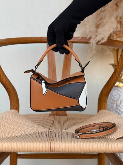 LOEWE
18cm
320 dhs🇦🇪🇦🇪
Top quality 
With box🎁

Zain167
♥️♥️♥️