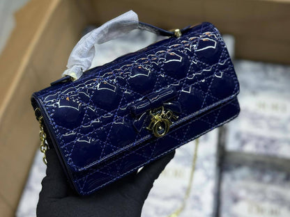 Dior
120 dhs💓
with box

Zain175
♥️♥️♥️