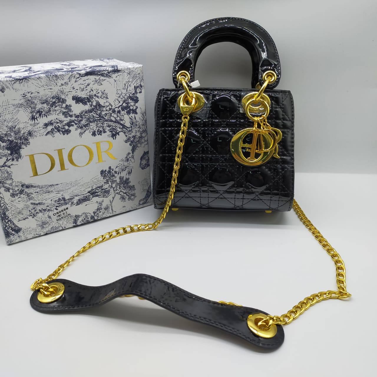 Dior
105 dhs🪙🖤 

with box 
🎁🎁🎁

Zain235
♥️♥️♥️