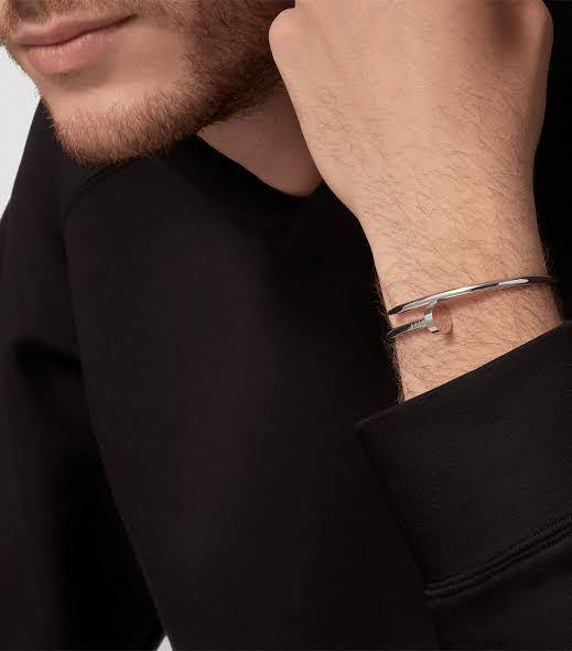 Cartier ❤️‍🔥*
Bangle 💥
Master quality 💯
With normal boxes 📦 
45 dhs🪙🖤
With master box 🗃️ 
80 dhs🪙🖤
Size available 17,19

Zain216
♥️♥️♥️